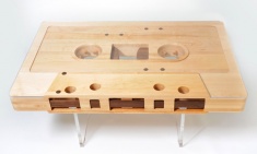 Изделие под названием Mixtape Table выполнено в виде гигантской аудиокассеты